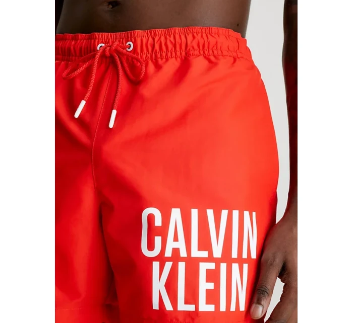 Pánské střední plavecké šortky se stahovací šňůrkou červená model 21308294 - Calvin Klein Pánské střední plavecké šortky se stahovací šňůrkou červená model 21308294 - Calvin Klein