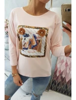 Halenka s 3D grafikou a zdobenými volánky pudrově růžová