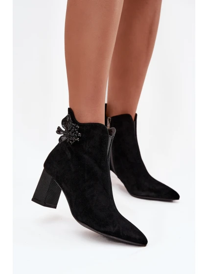 Semišové dámské boty na sloupkovém podpatku s ozdobou D&A – černé Semišové dámské boty na sloupkovém podpatku s ozdobou D&A – černé