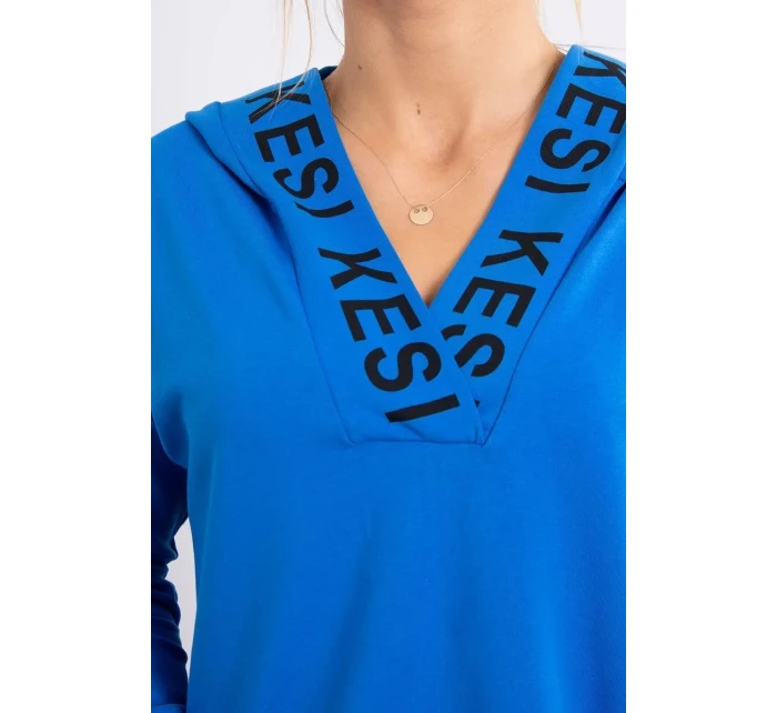 model 18745364 modré šaty s kapucí a potiskem - K-Fashion model 18745364 modré šaty s kapucí a potiskem - K-Fashion