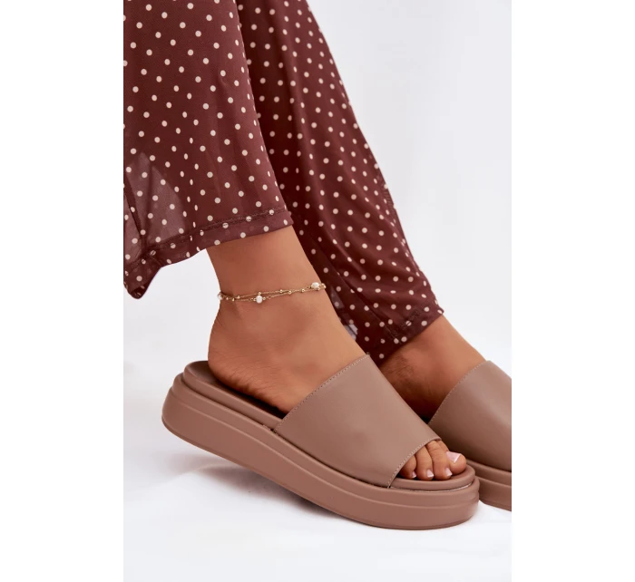 Dámské pantofle na platformě tmavě béžové model 21918985 - Boto Dámské pantofle na platformě tmavě béžové model 21918985 - Boto