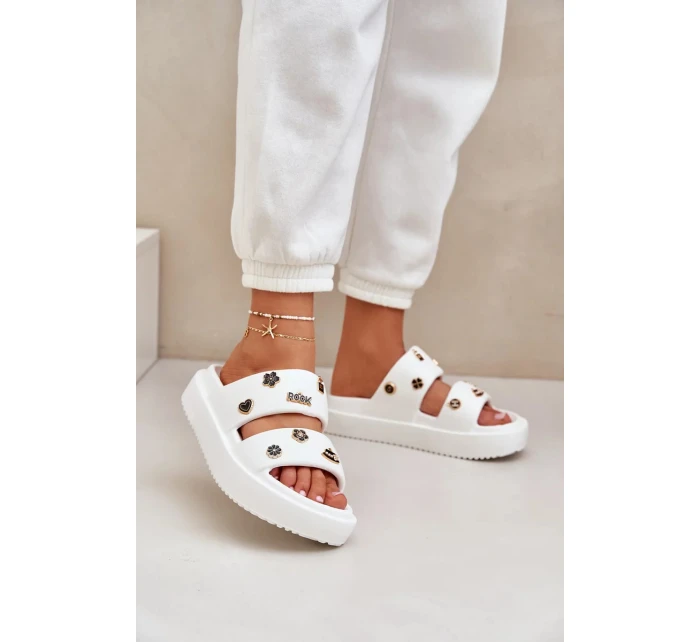 Dámské pěnové pantofle s ozdobnými připínkami – bílé