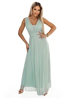 Dlouhé maxi šaty s a hlubokým výstřihem pistáciová barva model 22082632 - numoco basic Dlouhé maxi šaty s a hlubokým výstřihem pistáciová barva model 22082632 - numoco basic