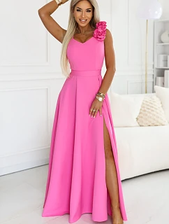 model 22141517 Elegantní večerní maxi šaty s rozparkem a růžemi cukrově růžové - numoco