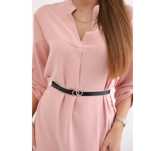 Šaty s delšími zády a pásem pudrově růžová