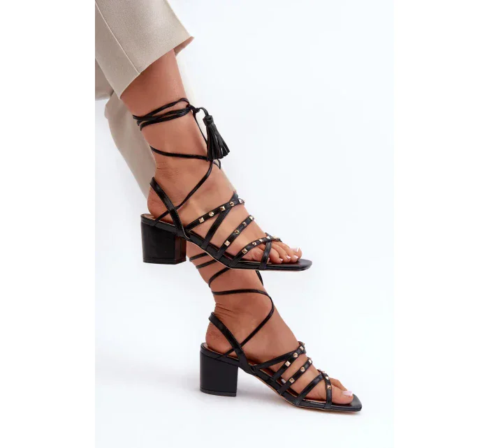 Šněrovací sandály na nízkém podpatku zdobené černými cvočky Chrisele Šněrovací sandály na nízkém podpatku zdobené černými cvočky Chrisele