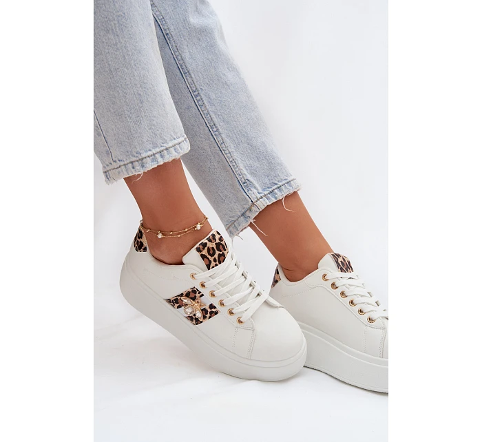 Dámské tenisky na platformě s přezkou Bílá leopardí vzor model 21918943 - Boto Dámské tenisky na platformě s přezkou Bílá leopardí vzor model 21918943 - Boto