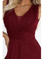 Večerní dlouhé šaty s  a hlubokým výstřihem bordó model 21418737 - numoco basic