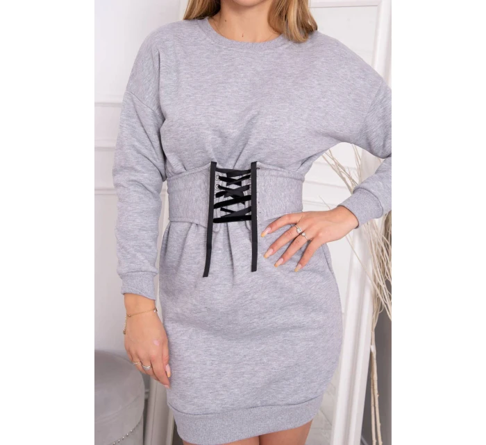 Zateplené šaty s ozdobným páskem šedé