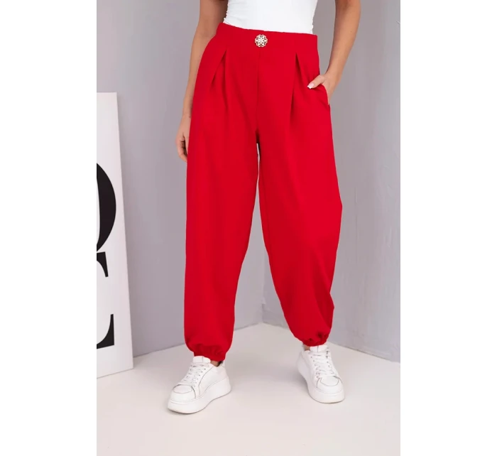 Dámské bavlněné kalhoty s vysokým pasem a ozdobným knoflíkem červené Dámské bavlněné kalhoty s vysokým pasem a ozdobným knoflíkem červené