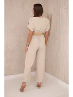 Kombinéza s ozdobným páskem v pase béžová Kombinéza s ozdobným páskem v pase béžová