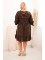 Dámské viskózové šaty Plus Size s ažurovou ozdobou hnědá