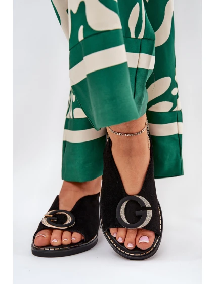 Elegantní Dámské Sandály S Zlatou Ozdobou Na Plochém Podpatku Černé S.Barski model 21685679 - Boto Elegantní Dámské Sandály S Zlatou Ozdobou Na Plochém Podpatku Černé S.Barski model 21685679 - Boto