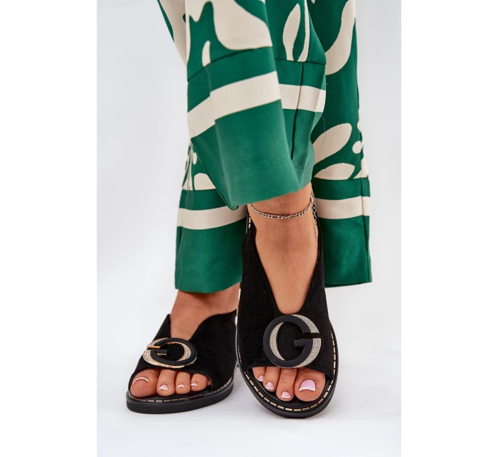 Elegantní Dámské Sandály S Zlatou Ozdobou Na Plochém Podpatku Černé S.Barski model 21685679 - Boto Elegantní Dámské Sandály S Zlatou Ozdobou Na Plochém Podpatku Černé S.Barski model 21685679 - Boto