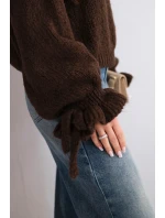 Dámský svetr s příměsí mohéru s model 21857681 pletením a ozdobnými rukávy hnědý - K-Fashion