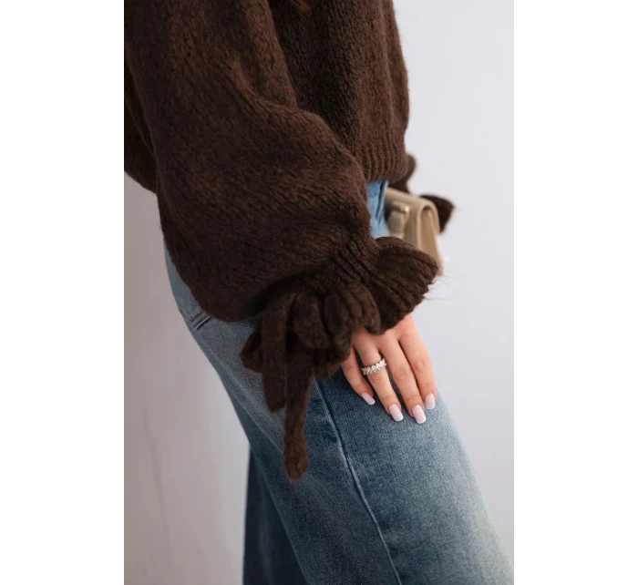 Dámský svetr s příměsí mohéru s model 21857681 pletením a ozdobnými rukávy hnědý - K-Fashion