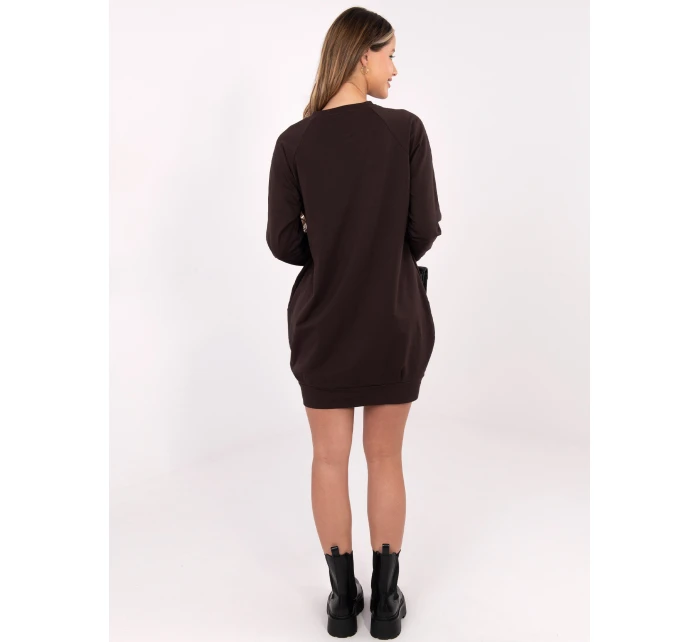 Šaty RV TU model 17404216 tmavě hnědá - FPrice Šaty RV TU model 17404216 tmavě hnědá - FPrice