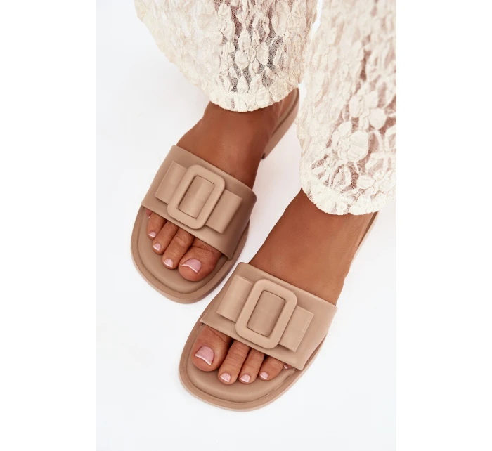 Dámské pantofle na nízkém podpatku s přezkou béžové Melivra