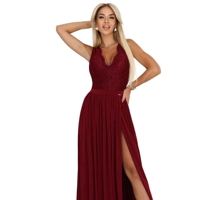Dlouhé šaty s krajkovým výstřihem a rozparkem na nohou bordó model 21290321 - numoco