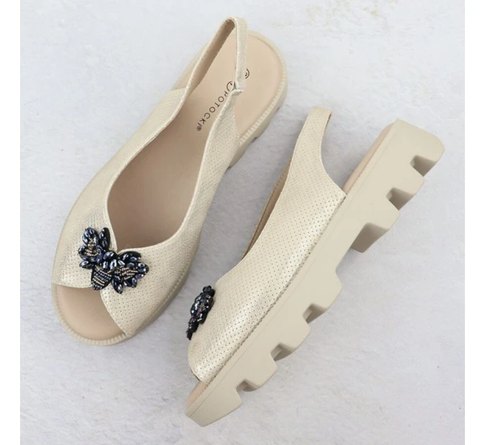 Dámské sandály na platformě perforované zlaté model 21904697 - Potocki Dámské sandály na platformě perforované zlaté model 21904697 - Potocki