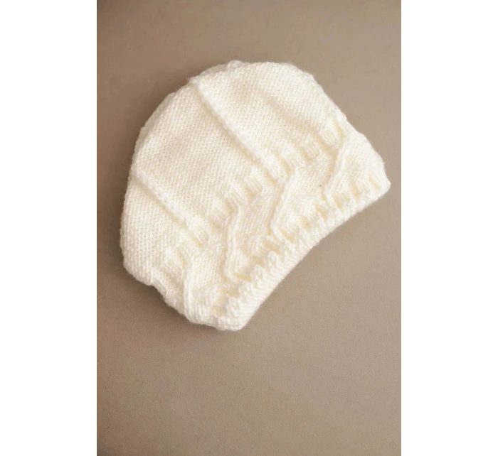 Dámská zimní čepice s vlnou o ecru model 21783047 - K-Fashion Dámská zimní čepice s vlnou o ecru model 21783047 - K-Fashion