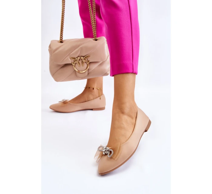 Dámské baleríny s výstřihem do V a ozdobnou mašlí Tmavě béžová model 21606191 - Boto