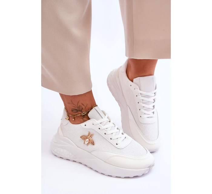 Lesklá sportovní obuv s zdobením Bíle model 21620621 - Boto Lesklá sportovní obuv s zdobením Bíle model 21620621 - Boto