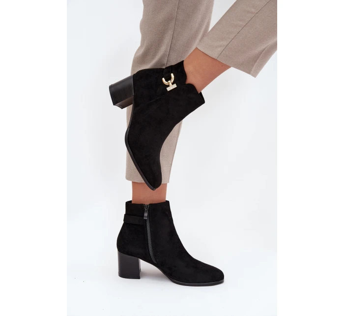 Zateplené dámské kotníkové boty na podpatku se zlatým detailem černé model 21708221 - Boto Zateplené dámské kotníkové boty na podpatku se zlatým detailem černé model 21708221 - Boto