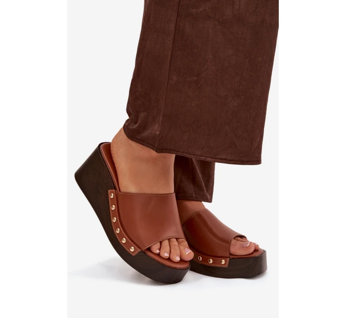 Dámské nazouváky na platformě se zlatými přezkami camel Arionne Dámské nazouváky na platformě se zlatými přezkami camel Arionne