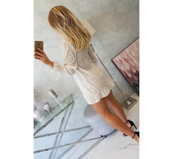 Šaty s ozdobnými volánky béžové