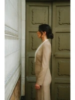 model 21319027 Tužkové šaty s ozdobnými rameny béžové - STYLOVE model 21319027 Tužkové šaty s ozdobnými rameny béžové - STYLOVE