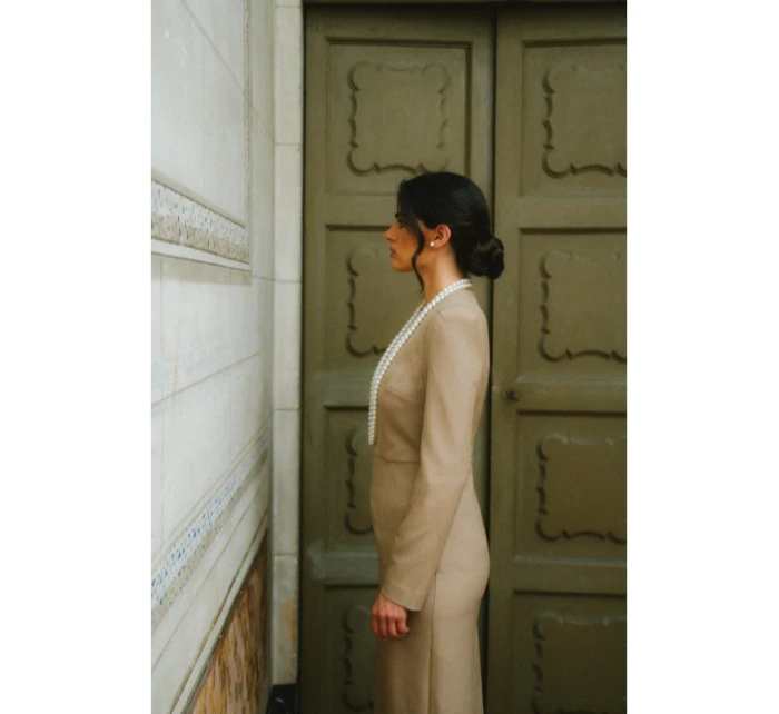 model 21319027 Tužkové šaty s ozdobnými rameny béžové - STYLOVE model 21319027 Tužkové šaty s ozdobnými rameny béžové - STYLOVE