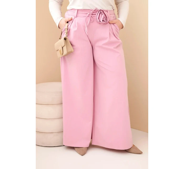 Dámské kalhoty Plus Size s širokou nohavicí a ozdobným květem v pase tmavě růžové