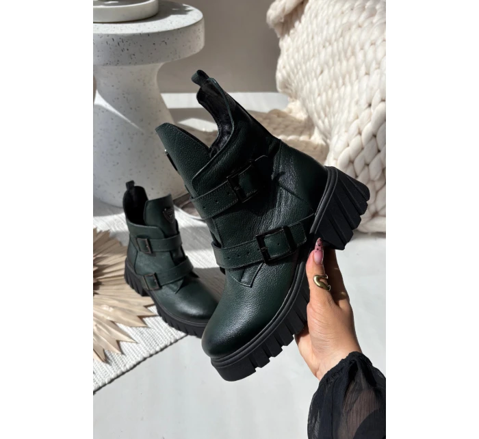 Kožené zateplené dámské boty s přezkami a ozdobným detailem Zazoo 60482 tmavě zelené