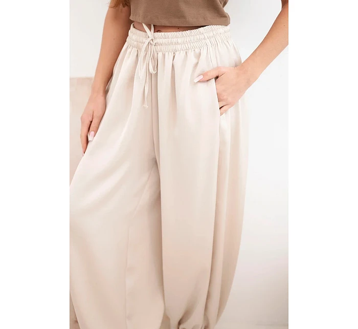 Široké dámské kalhoty s gumou v pase a typu béžové model 22064415 - K-Fashion Široké dámské kalhoty s gumou v pase a typu béžové model 22064415 - K-Fashion