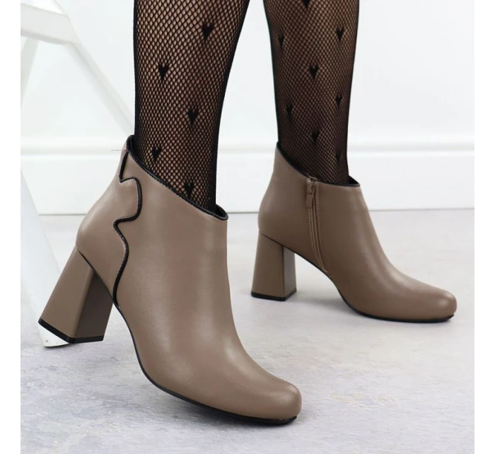 Elegantní kožené boty na jehlovém podpatku béžové model 21905510 - JEZZI Elegantní kožené boty na jehlovém podpatku béžové model 21905510 - JEZZI