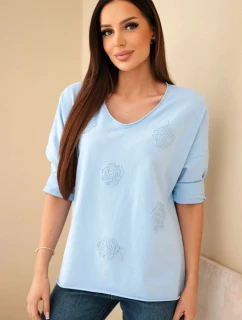 Dámská bavlněná blůza s model 21890120 květinami a V výstřihem modrá - K-Fashion