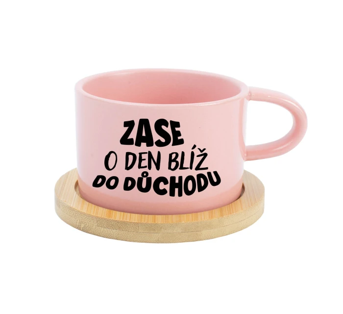 ZASE O DEN BLÍŽ DO DŮCHODU - růžový hrníček makronka 200 ml ZASE O DEN BLÍŽ DO DŮCHODU - růžový hrníček makronka 200 ml