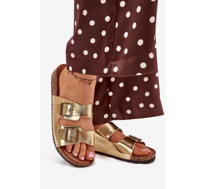 Dámské sandály na korkové platformě s přezkami zlaté model 21704305 - EVENTO Dámské sandály na korkové platformě s přezkami zlaté model 21704305 - EVENTO