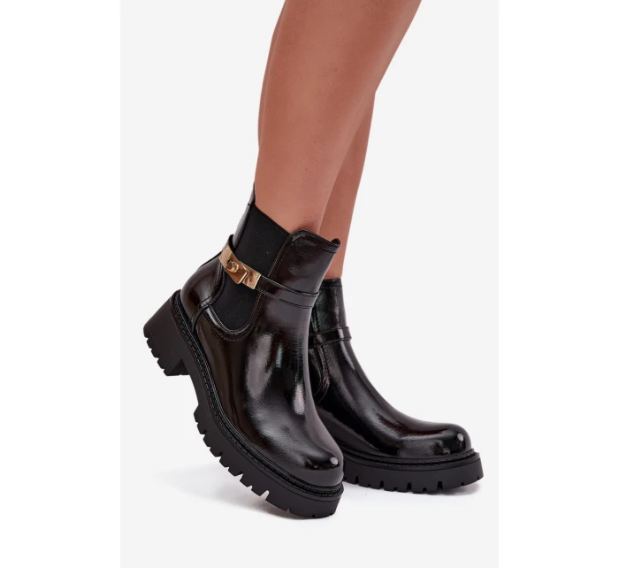 Dámské zateplené lakované kotníkové botky sztyblety s ozdobným páskem – černé Vivessa Dámské zateplené lakované kotníkové botky sztyblety s ozdobným páskem – černé Vivessa