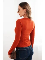 Dámská blůza z viskózy model 21468692 s řasením a broží hnědá - K-Fashion