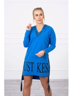 model 18745364 modré šaty s kapucí a potiskem - K-Fashion
