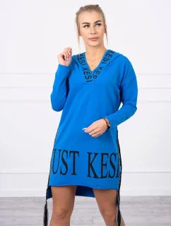 model 18745364 modré šaty s kapucí a potiskem - K-Fashion