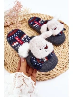 Dětské pantofle na tlusté podrážce se šedým medvídkem model 21641406 - Boto Dětské pantofle na tlusté podrážce se šedým medvídkem model 21641406 - Boto