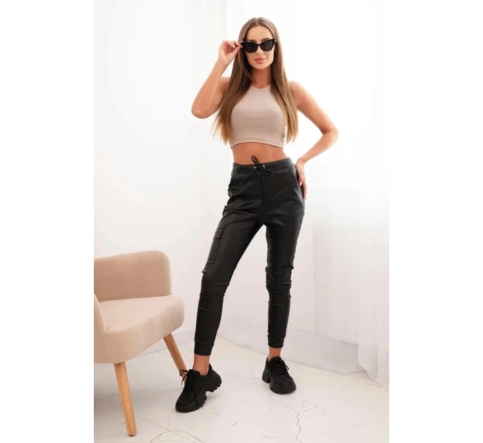 Dámské kalhoty z ekokůže s kapsami a vázáním v pase černé