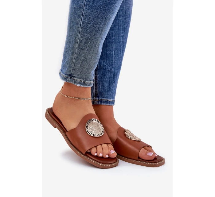 Eko kožené pantofle na plochém podpatku s ozdobou Camel model 21685602 - Boto