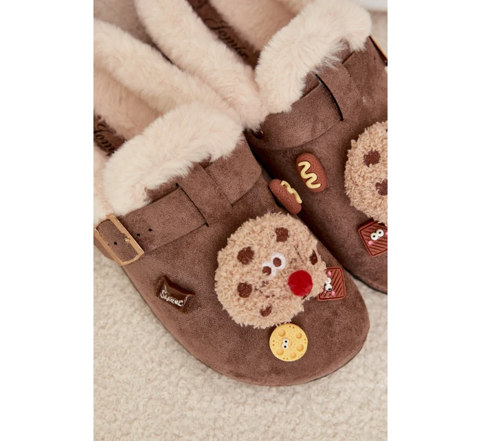Dámské pantofle s ozdobami a sponou, zateplené kožíškem – hnědé Thalora
