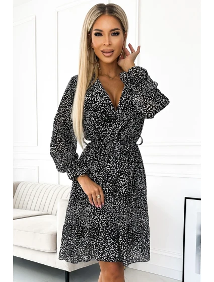 506-1 Šifonové šaty s výstřihem, volánem a páskem - černobílý vzor