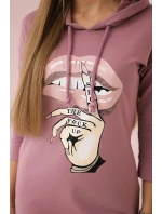 Šaty s delšími zády a barevným potiskem tmavě růžové barvy Šaty s delšími zády a barevným potiskem tmavě růžové barvy