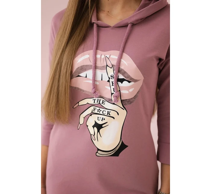 Šaty s delšími zády a barevným potiskem tmavě růžové barvy Šaty s delšími zády a barevným potiskem tmavě růžové barvy